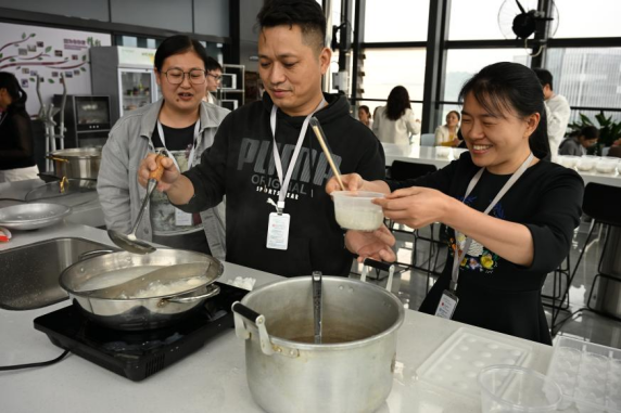 上元暖融，情满兴业卓辉｜2026 元宵佳节送福
