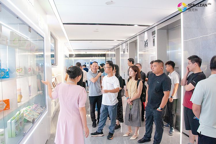 广东省工业和信息化厅2025 年高端装备制造产业集群培育专题研修班一行到访深圳市兴业卓辉实业有限公司开展参观学习活动 广东省工业和信息化厅2025 年高端装备制造产业集群培育专题研修班一行到访深圳市兴业卓辉实业有限公司开展参观学习活动