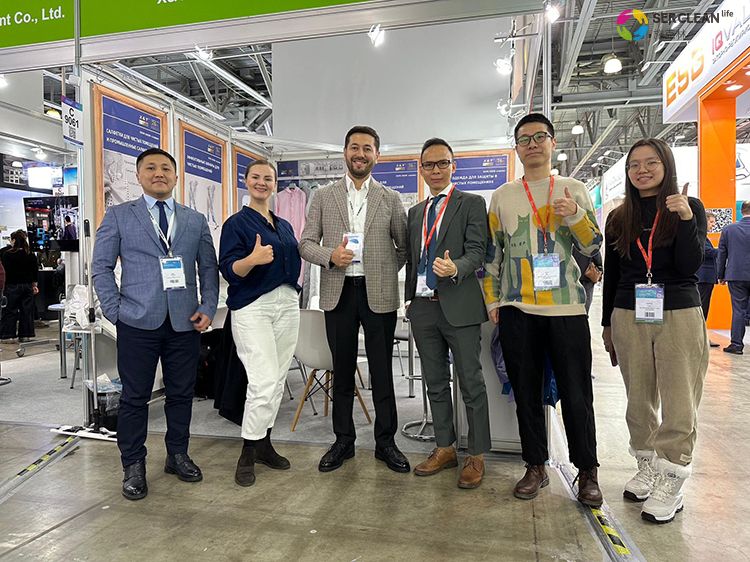 兴业卓辉展会工作人员与外国客户合影 兴业卓辉展会工作人员与外国客户合影