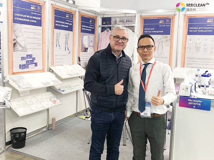 兴业卓辉展会工作人员与外国客户合影 兴业卓辉展会工作人员与外国客户合影