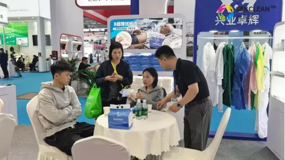 兴业卓辉工作人员展会现场讲解产品 兴业卓辉工作人员展会现场讲解产品