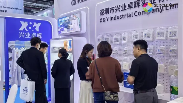 兴业卓辉工作人员展会现场讲解产品 兴业卓辉工作人员展会现场讲解产品