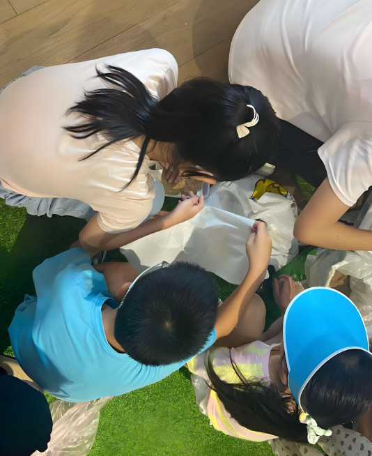 孩子们用荧光笔在纸兴业卓辉无尘纸上追踪颗粒